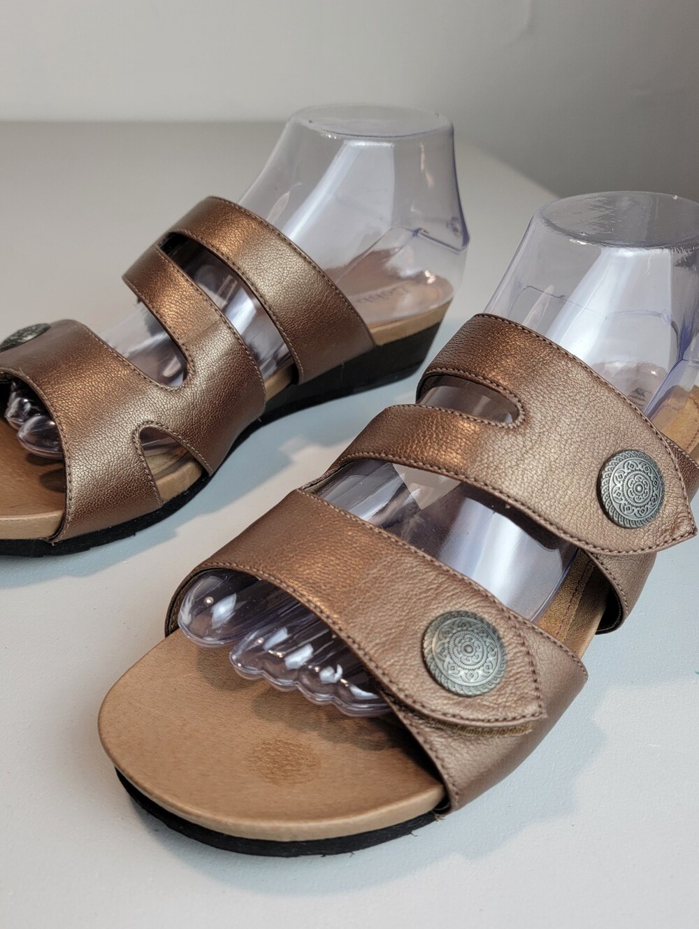 Cobb Hill Heidi Medallion Sandals Adjustable Straps Low Wedge Brown Metallic 10M